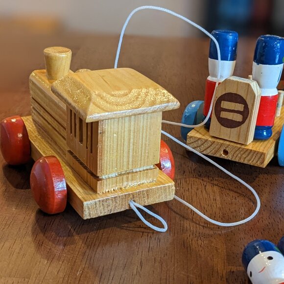 Vintage Wood Toy Soldier Counting Pull Train - Picture 4 of 12